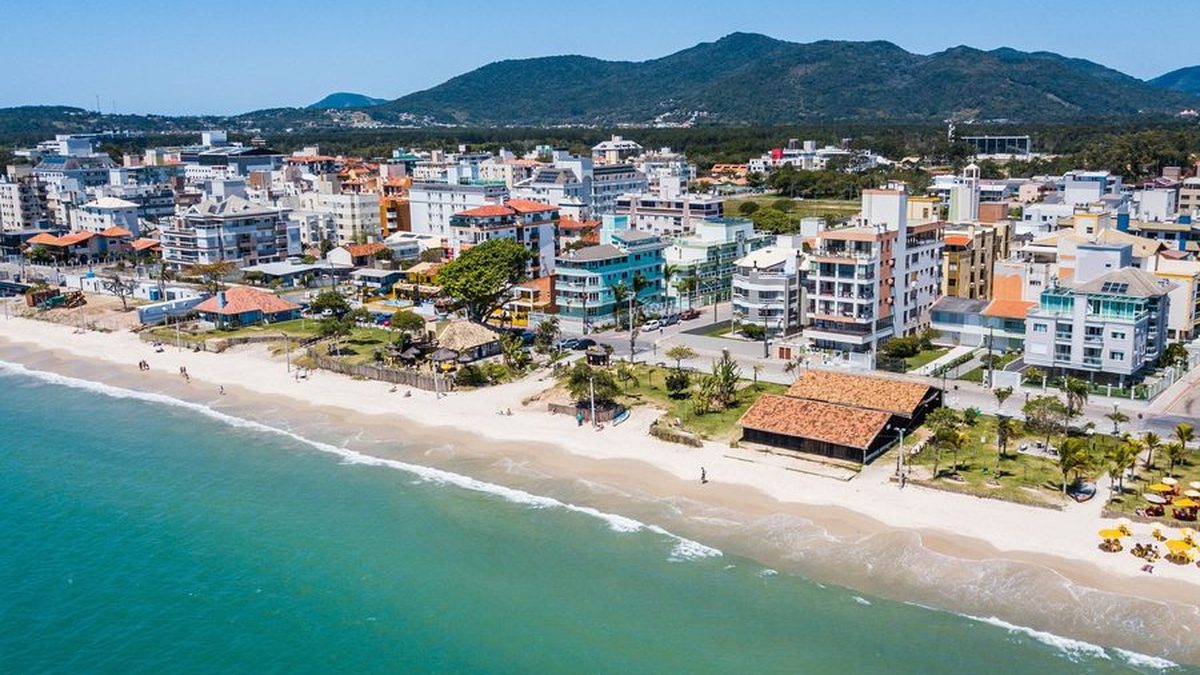 Vista aérea de una playa y su costanera en la costa de Brasil