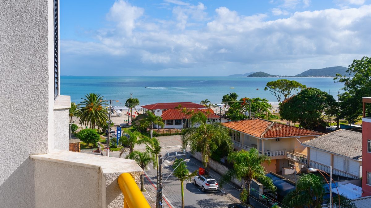 Vista al mar desde un balcón en la costa de Brasil