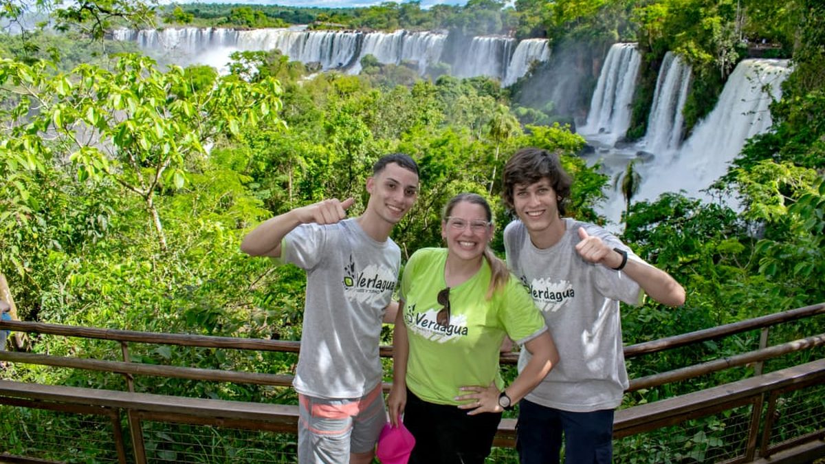 Tres integrantes del equipo de Verdagua en un mirador de las Cataratas del Iguazú
