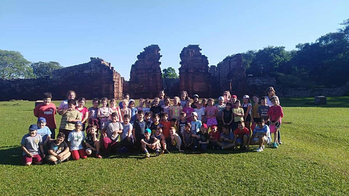 Grupo escolar en las ruinas jesuíticas de San Ignacio
