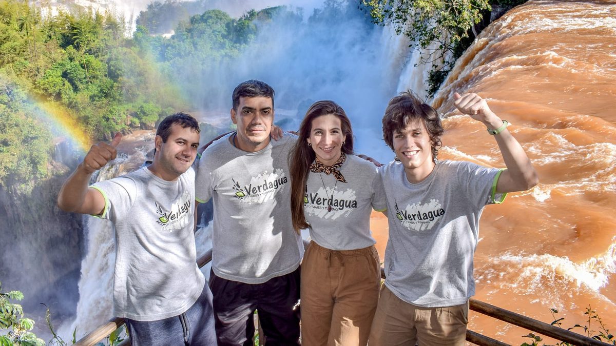 Equipo de Verdagua frente a las Cataratas del Iguazú, con un arcoíris de fondo