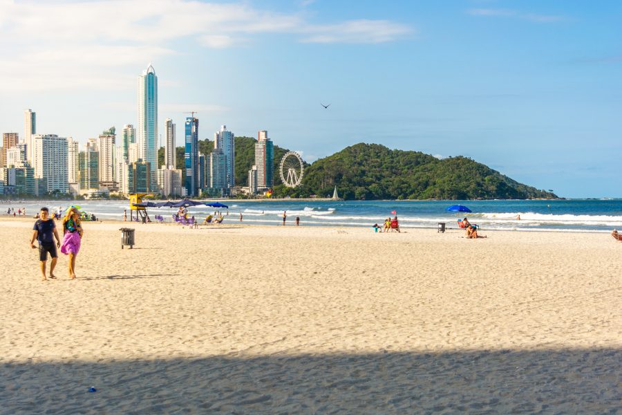 Playa de Balneário Camboriú con los edificios y el cerro al fondo