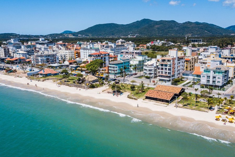 Vista aérea de la playa de Canasvieiras y su costanera